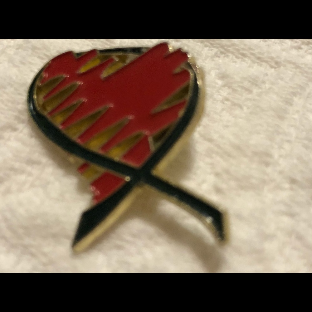 Assorted brooches flags, bird and heart. - Picture 3 of 7